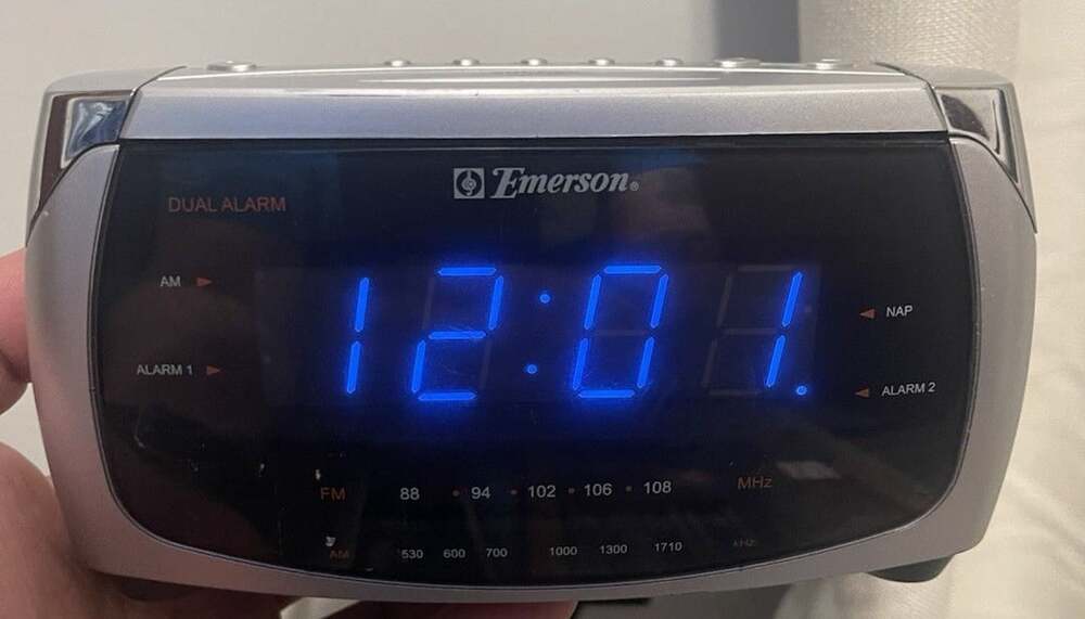 Emerson LARGE DISPLAY Model CK5250 Dual Alarm Clock AM/FM Radio Tuner Works